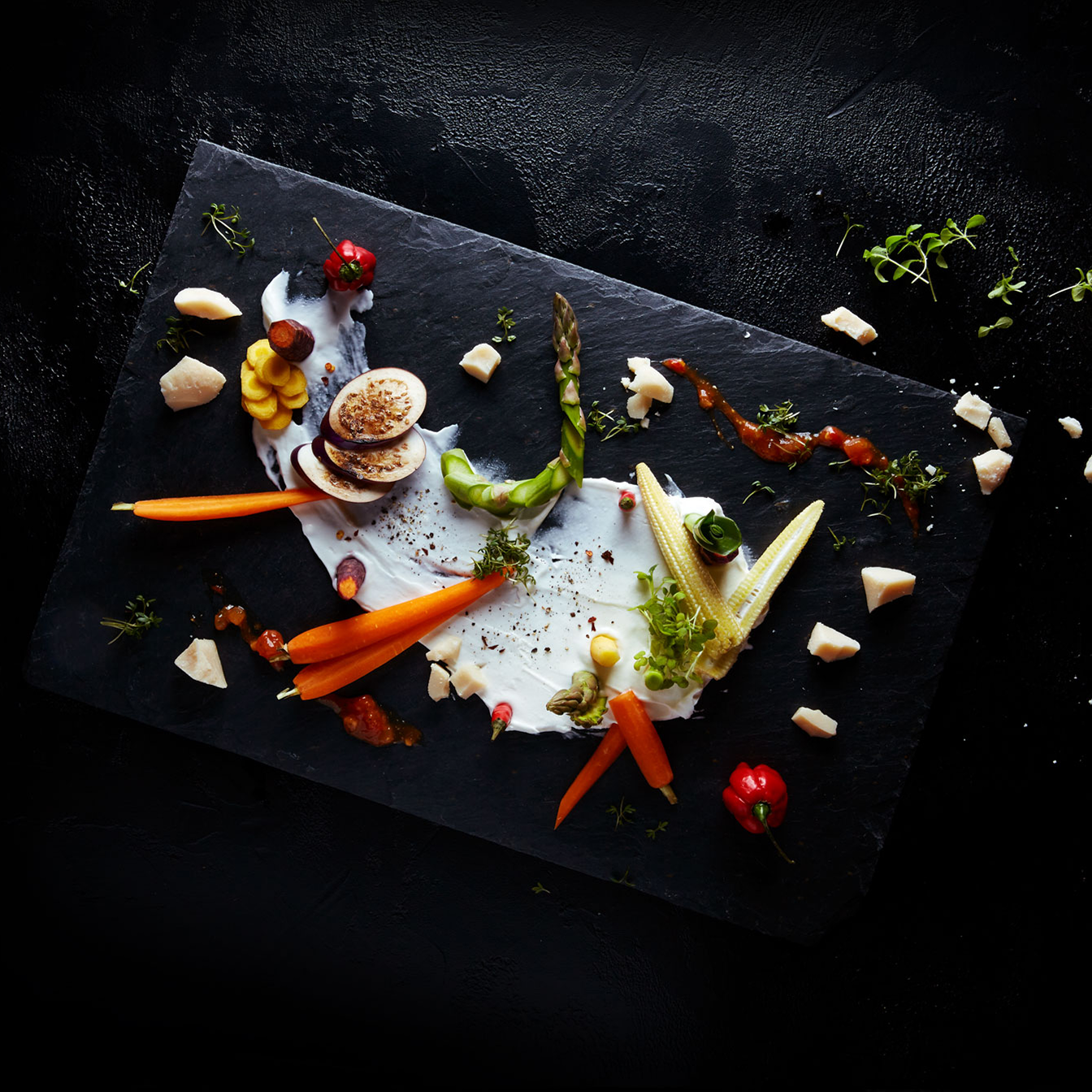 Bunt angerichteter Low-Carb-Snack mit Gemüse, bedda Frischcreme Natur, bedda Granvegano, Gartenkresse und Salsa