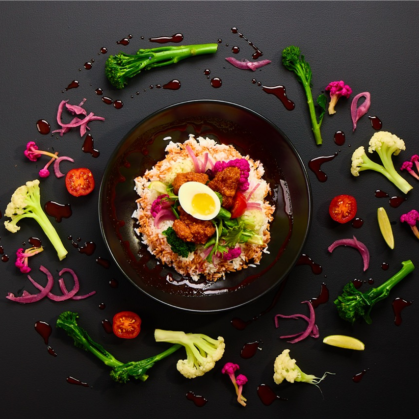 Reisschale mit Jasminreis, Chicken Karaage, Brokkoli, gekochtem Ei, Pink Onions, Frühlingslauch, weißem Sesam und Korean Dak Gangjeong Sauce