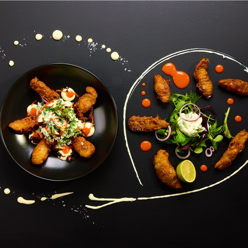 Gebackene Seelachs-Bites mit Gurkensalat, frischem Dill und Jalapeño Lime Dip
