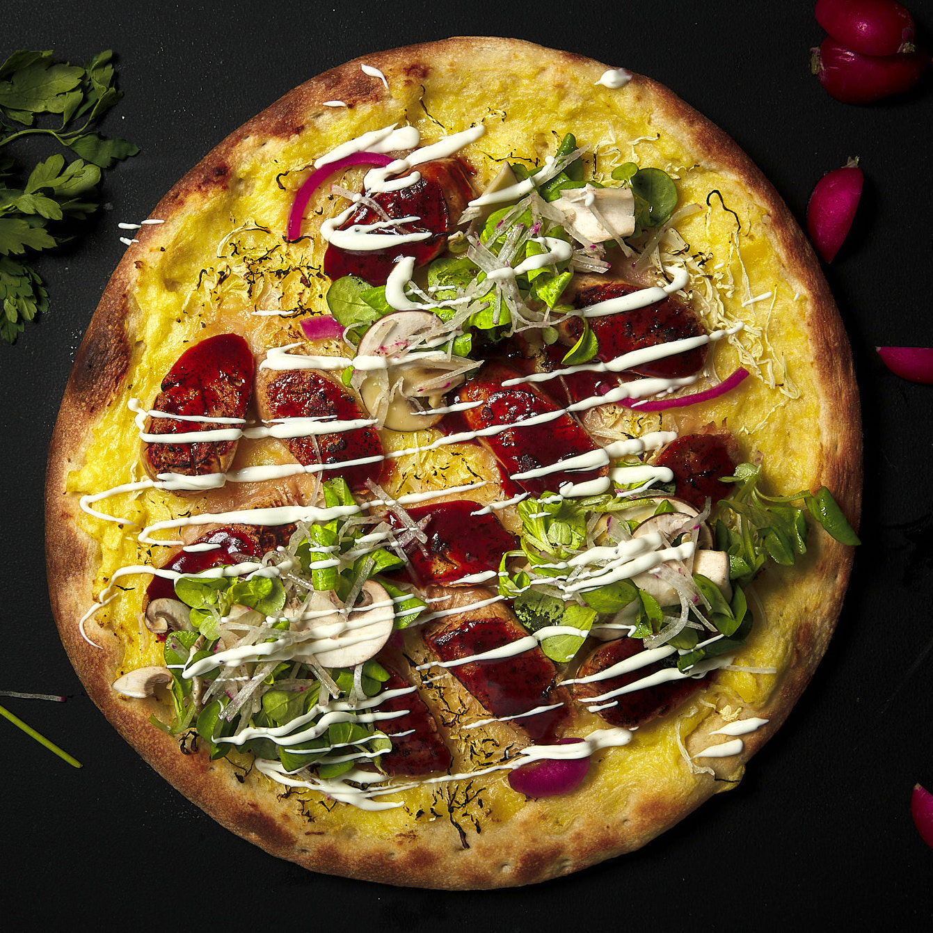 Pizza mit Bratwurst, Feldsalat und Trüffelmayo