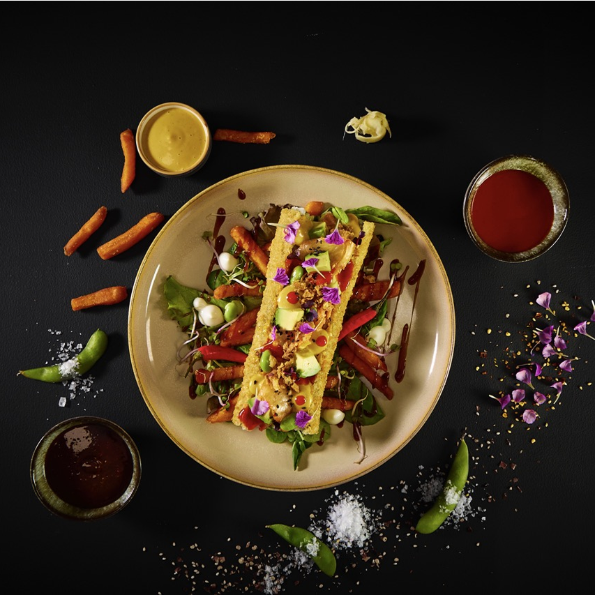 Asiatischer Tempura-Hotdog mit Nori, Sushi-Reis, Garnelen, Edamame, Röstzwiebeln, Yankee Hot Dog Sauce und Fire Cracker Sauce