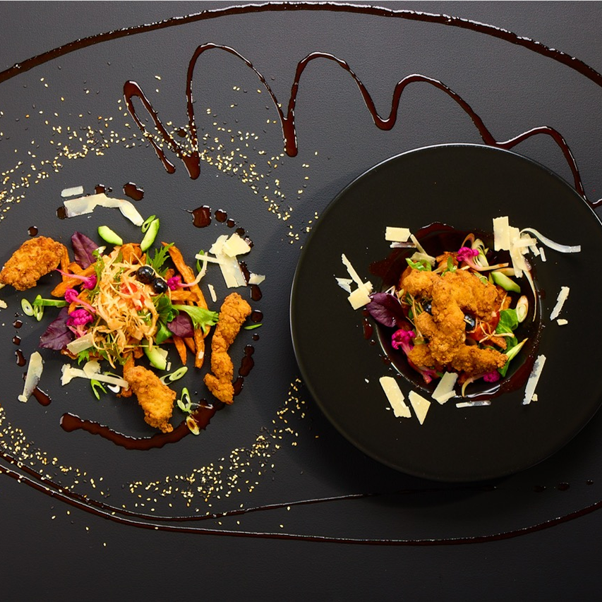 Bunter Blattsalat mit gebackenen Chicken Stripes, Weißkohl, Blaubeeren, Gurke, Kirschtomaten, weißem Sesam, Frühlingslauch und Korean Dak Gangjeong Dressing