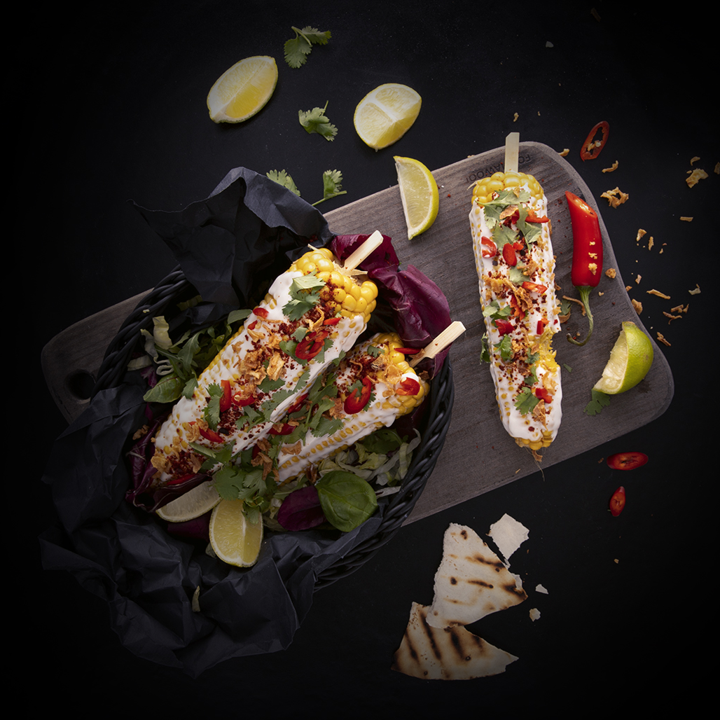 Gegrillter Maiskolben mit White Smoked BBQ Dip, frischer Chili, Koriander, Röstzwiebeln und Limette