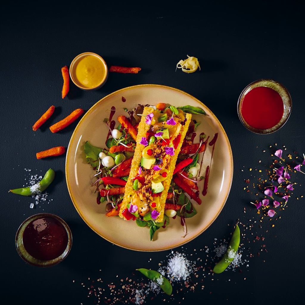 Asiatischer Tempura-Hotdog mit Nori, Sushi-Reis, Garnelen, Edamame, Röstzwiebeln, Yankee Hot Dog Sauce und Fire Cracker Sauce