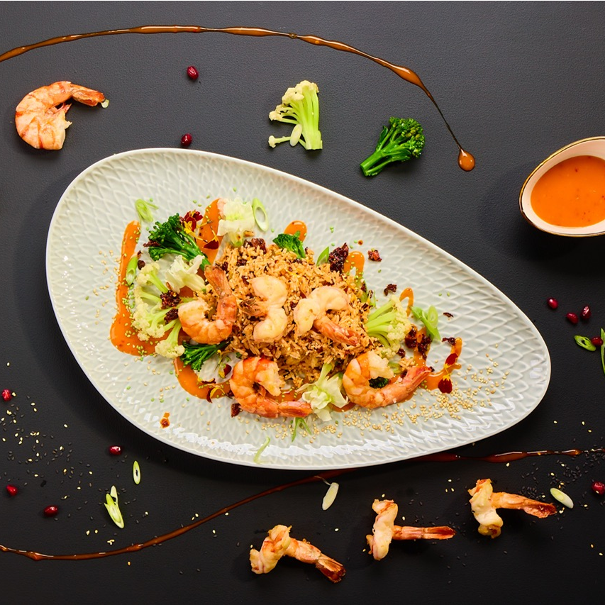 Donburi mit Garnelen, Jasminreis, Brokkoli, Frühlingslauch, Sesam und Zero Sweet & Chilli Sauce