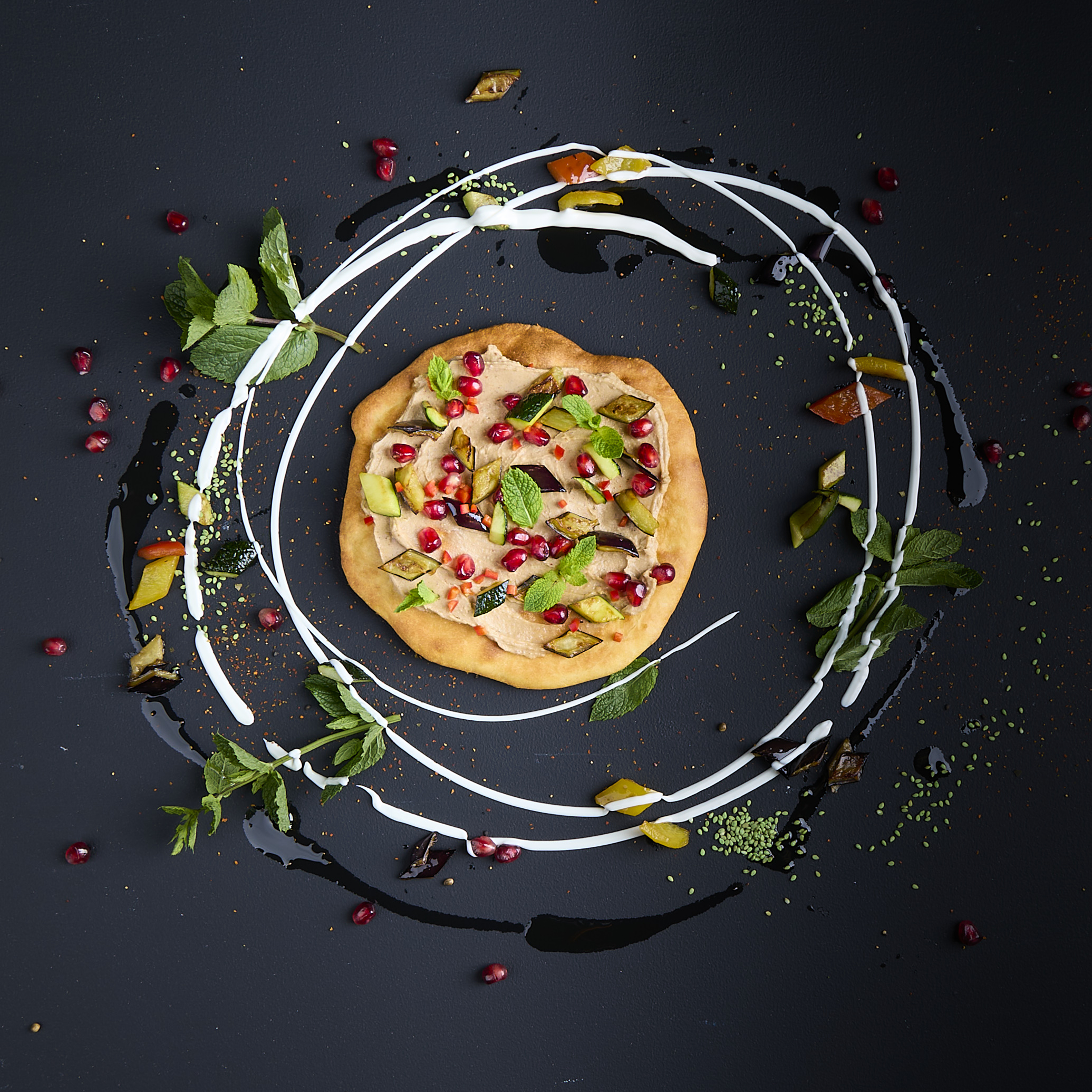 Belegtes Flatbread mit bedda Frischcreme Orientalische Dattel, Paprika, Aubergine, Zucchini, Granatapfelkernen, Minze und Spinat