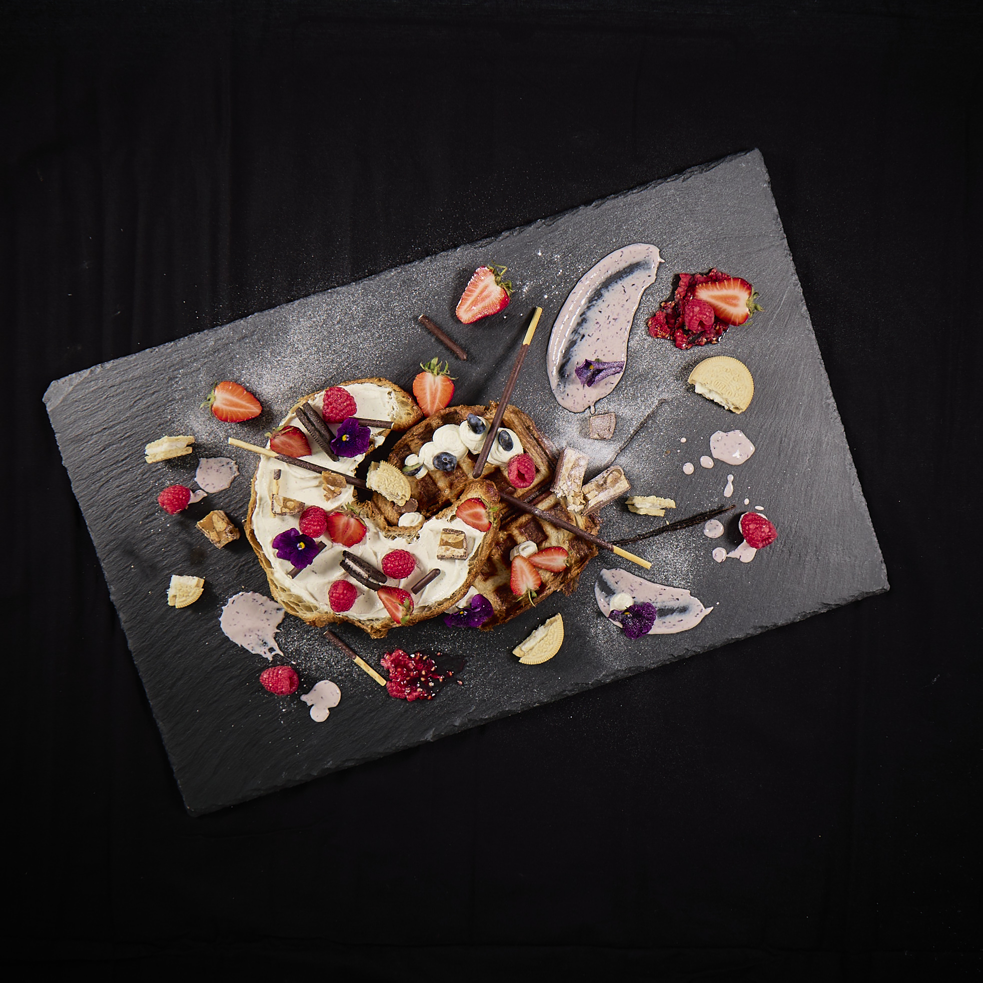 Croissant mit Cheesecake Creme, Blaubeeren, Erdbeeren, Himbeeren, Oreo, Mini-Snickers, Mikado und Puderzucker