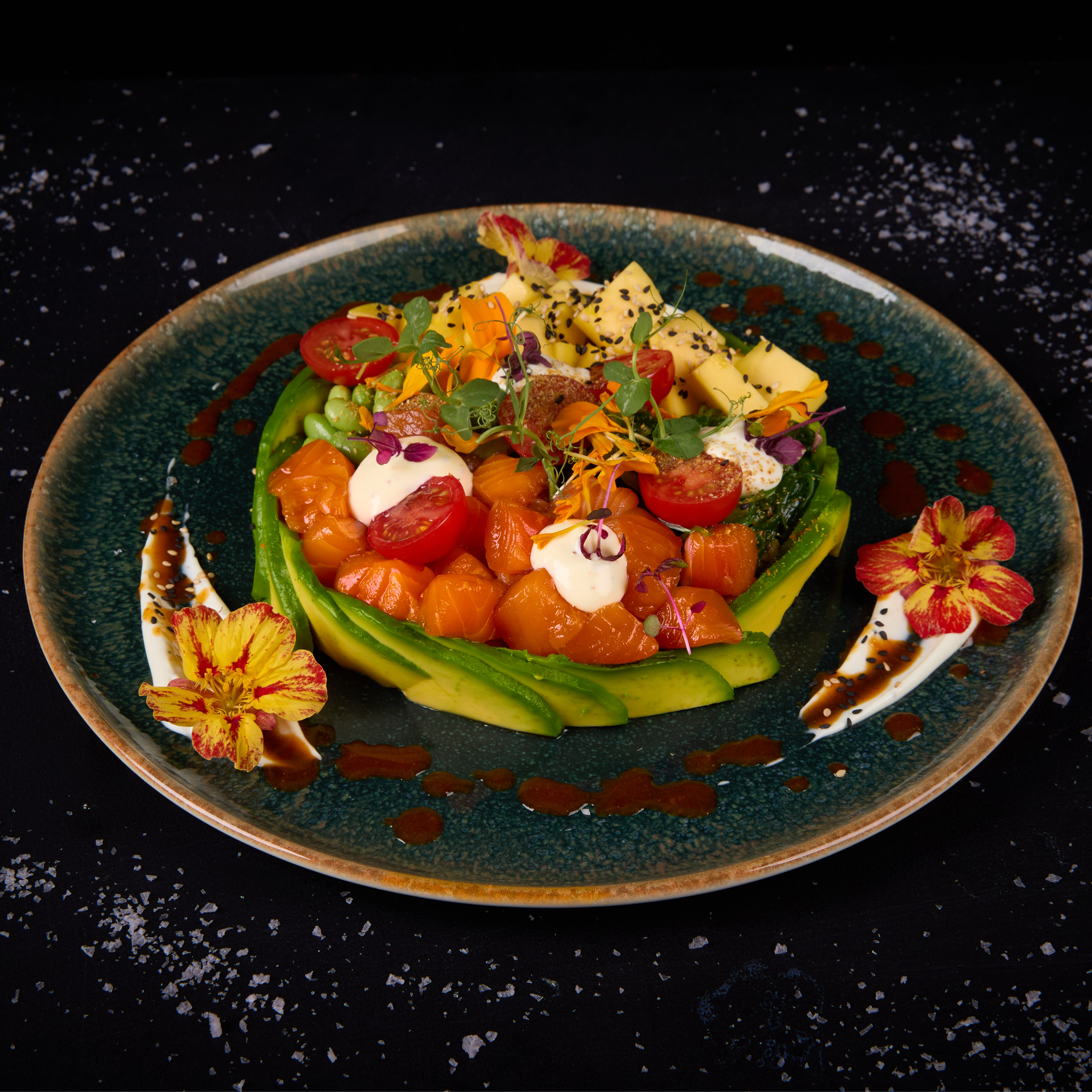 Poke Bowl mit Lachs, Avocado, Sushi-Reis, Edamame, Mango, Wakame und würziger Bowl Sauce