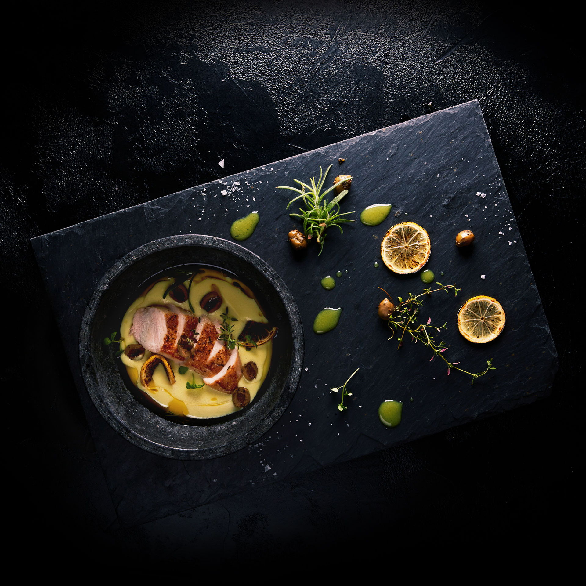 Gebratene Maishähnchenbrust in cremiger Frischcreme mit grünen Oliven, Zitrone, Thymian und Rosmarin