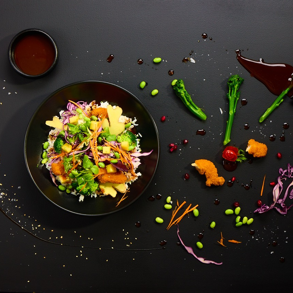 Reis-Bowl mit gebackenen Chicken Stripes, Jasminreis, Brokkoli, Karotten, Rotkohl, Edamame, Mango und Zero Teriyaki Ingwer Sauce