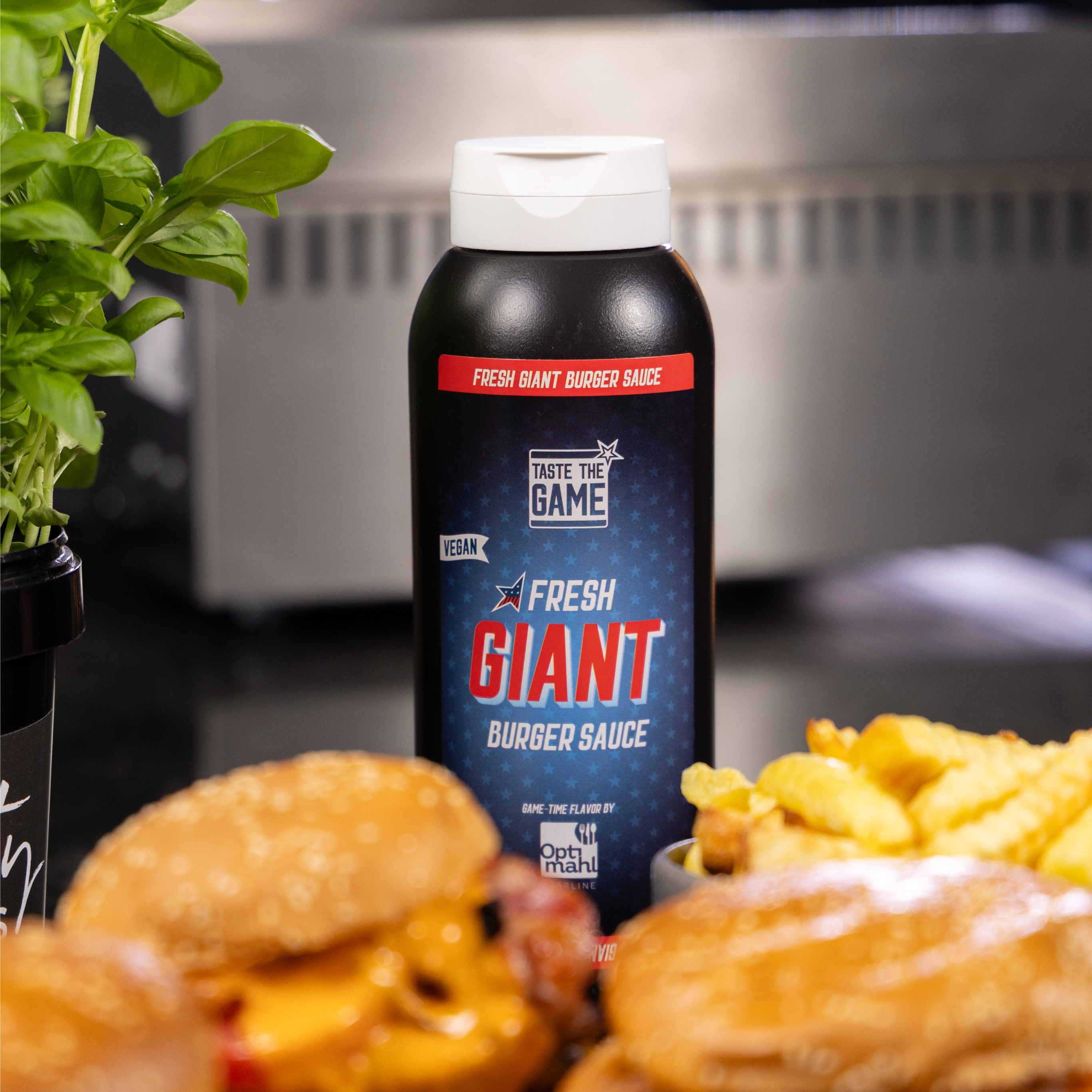 Giant Burger Sauce mit Burgern, Pommes und frischem Basilikum