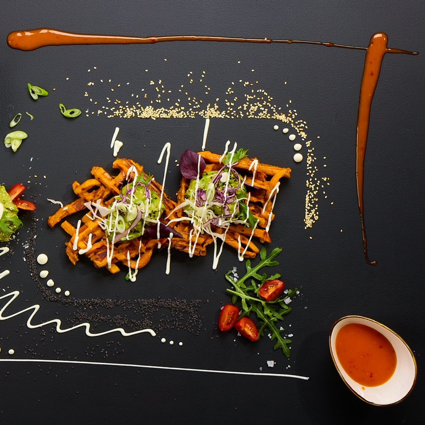 Knusprige Süßkartoffel-Waffel mit Guacamole, Chicken Stripes, Pink Slaw, Rucola und Zero Sweet & Chilli Sauce