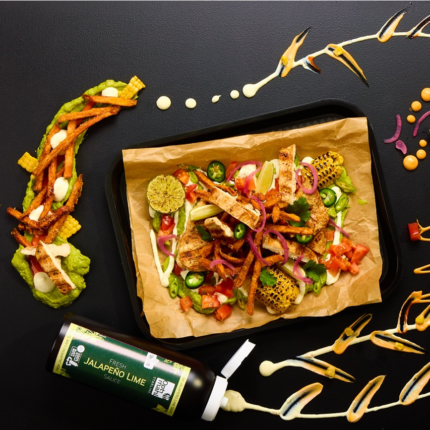 Loaded Sweet Potato Fries mit Hähnchenbrust, Tomaten, Guacamole, Koriander, Pink Onions, Limette, Mais und Jalapeño Lime Dip