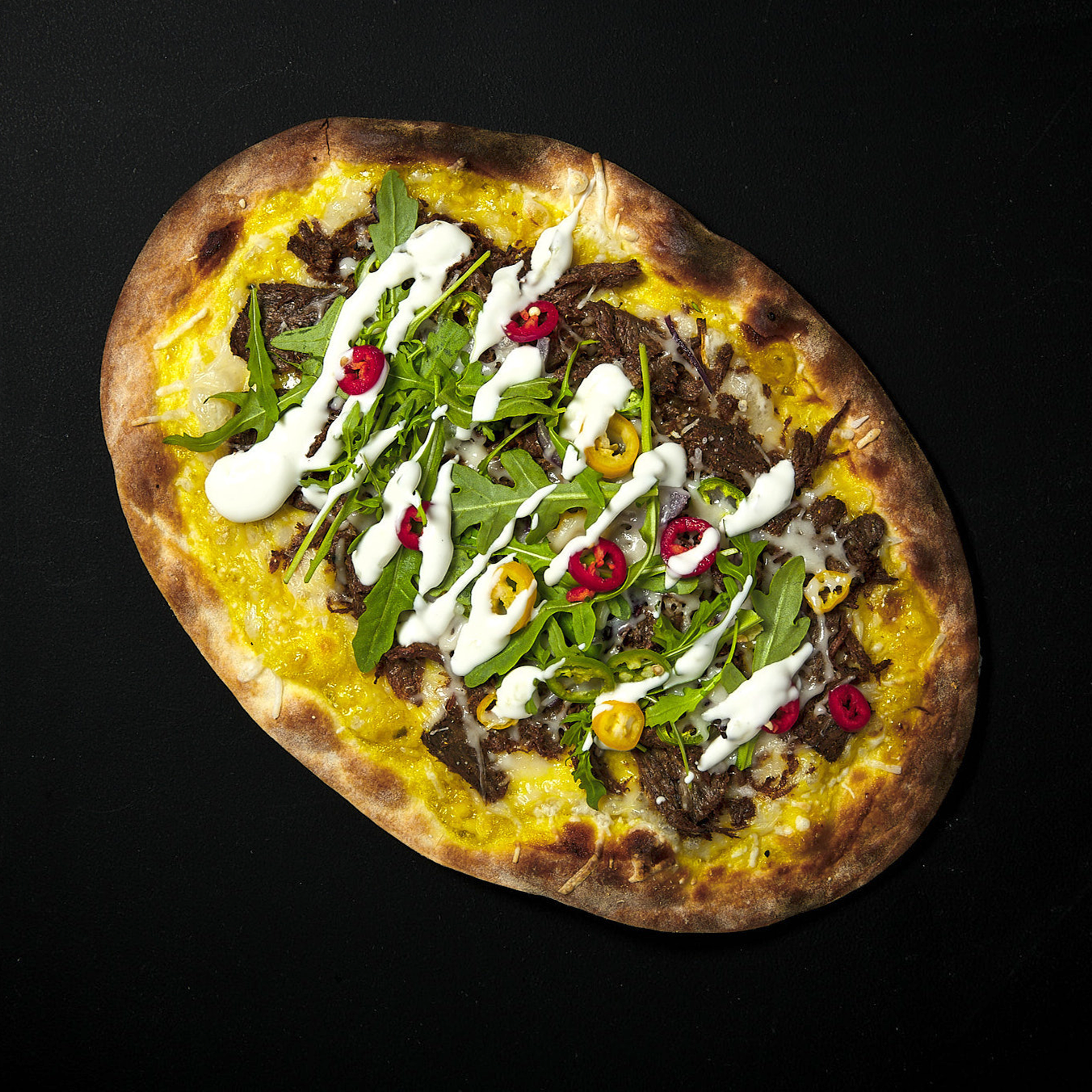 Flammkuchen mit Redefine Pro Pulled Beef, bedda for Pizza, roten Zwiebeln, frischer Chili, Rucola und Zaziki