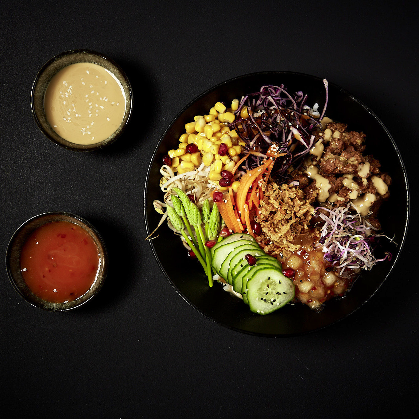 Asia-Bowl mit Sushi-Reis, Gurke, Karotten, grünem Spargel, Mais, Rotkohl, Redefine PRO Beef Mince, Roasted Sesame Sauce, Asia Knoblauch Sauce, Apfel Chili Chutney und weißem Sesam