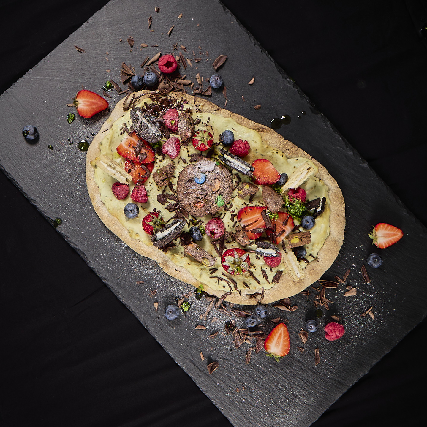 Süße Pinsa mit Cheesecake Creme, Erdbeeren, Blaubeeren, Himbeeren, Oreo, Schokolade und Minzpesto