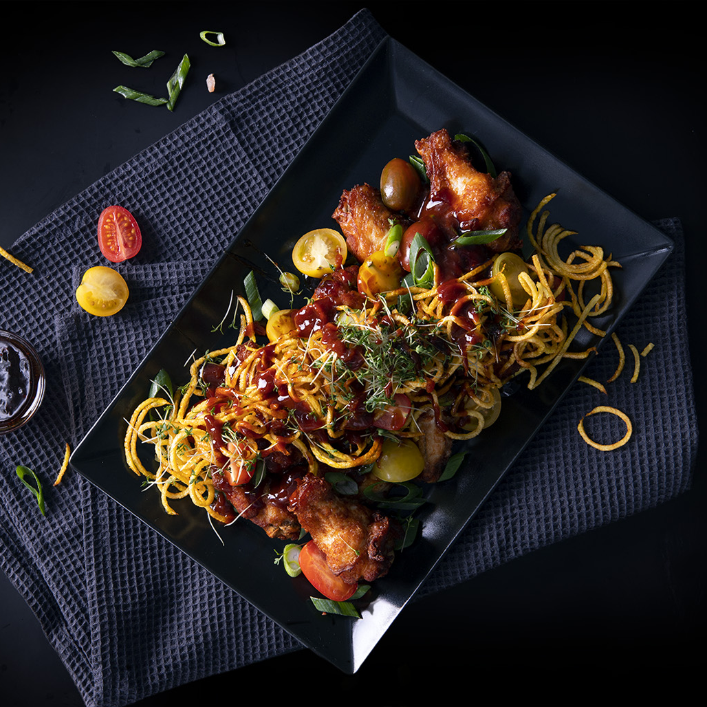 Chicken Wings mit Korean BBQ Sauce, Kartoffeln, Kirschtomaten und gegrilltem Frühlingslauch